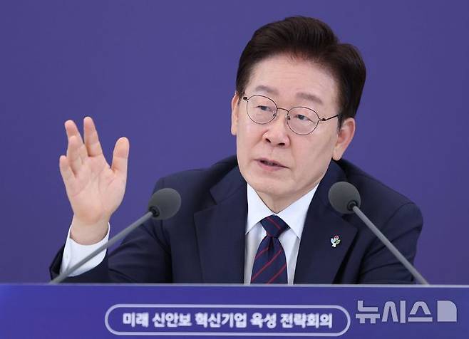 [서울=뉴시스] 최동준 기자 = 이재명 대통령이 지난 26일 청와대에서 열린 미래 신안보 혁신기업 육성 전략회의에서 발언하고 있다. 2026.06.26. photocdj@newsis.com
