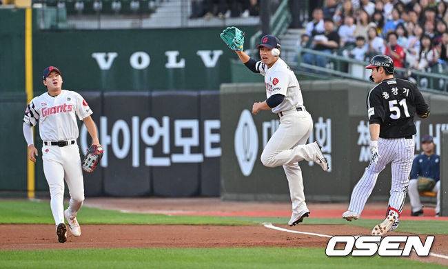 [OSEN=부산, 이석우 기자] 28일 부산 사직야구장에서 2026 신한 SOL KBO 리그 롯데 자이언츠와 LG 트윈스의 경기가 열렸다. 홈팀 롯데는 김진욱이, 방문팀 LG는 이정용이 선발 출전했다.롯데 자이언츠 김진욱이 1회초 LG 트윈스 홍창기의 1루수 앞 땅볼때 나승엽의 송구 실책에 깜짝 놀라고 있다. 2026.05.28 / foto0307@osen.co.kr