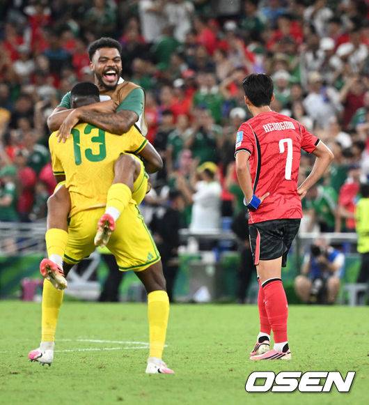 [OSEN=몬테레이(멕시코), 이대선 기자] 홍명보 감독이 이끄는 대한민국 축구대표팀은 25일(이하 한국시간) 오전 10시 멕시코 몬테레이 스타디움에서 개최된 2026 국제축구연맹(FIFA) 북중미 월드컵 조별리그 A조 최종전에서 남아프리카공화국에게 0-1 충격패를 당했다.&nbsp;1승2패가 된 한국은 A조 3위로 밀리며 32강 자력진출에 실패했다. 한국은 나머지 조들의 상황을 따져보고 32강에 진출할 가능성은 남아있다. 1승1무1패의 남아공이 2위로 32강 진출을 확정지었다.&nbsp;경기 종료 후 대한민국 손흥민이 패배에 아쉬워하고 있다. 2026.06.25 /sunday@osen.co.kr