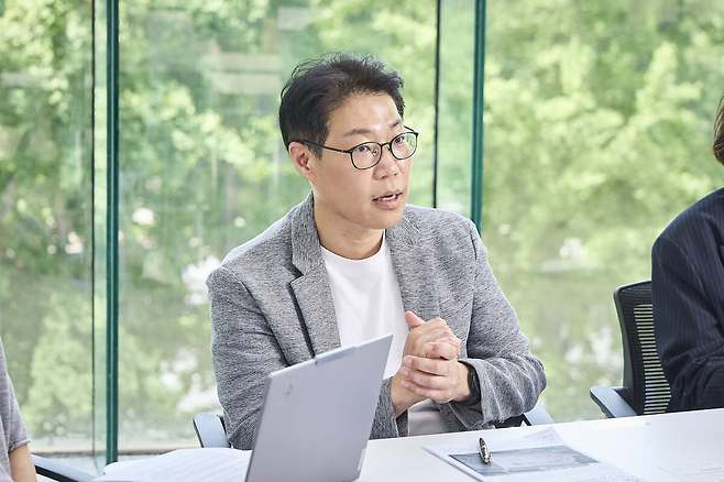 지난 1일 서울 중구&nbsp;SKT타워에서 만난 윤홍노 SKT&nbsp;역량육성팀 팀장이 SKT&nbsp;사내&nbsp;AI&nbsp;교육 방침을 소개하고 있다.&nbsp;SKT&nbsp;제공