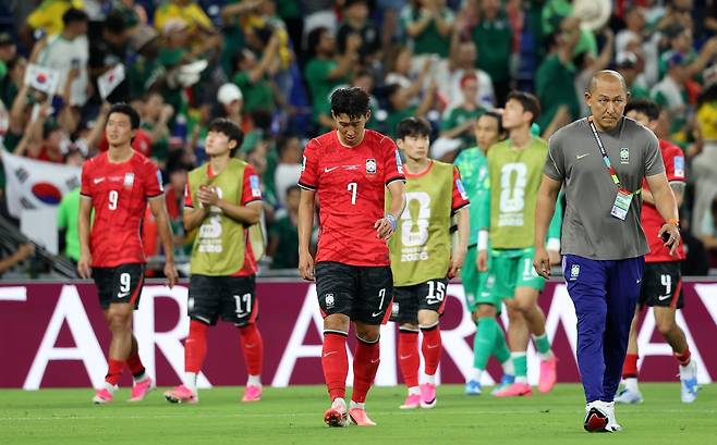축구국가대표팀 선수들이 25일(한국시간) 몬테레이 스타디움서 열린 북중미월드컵 조별리그 A조 최종 3차전 남아공전서 0-1로 패한 뒤 아쉬워하고 있다. 몬테레이｜뉴시스