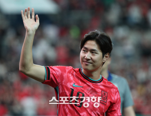 한국 축구국가대표 이강인이 11일 서울 마포구 서울월드컵경기장에서 열린 2026 FIFA 북중미 월드컵 2차 예선 중국전에서 승리 후 관중들에게 인사하고 있다. 2024.6.11 권도현 기자