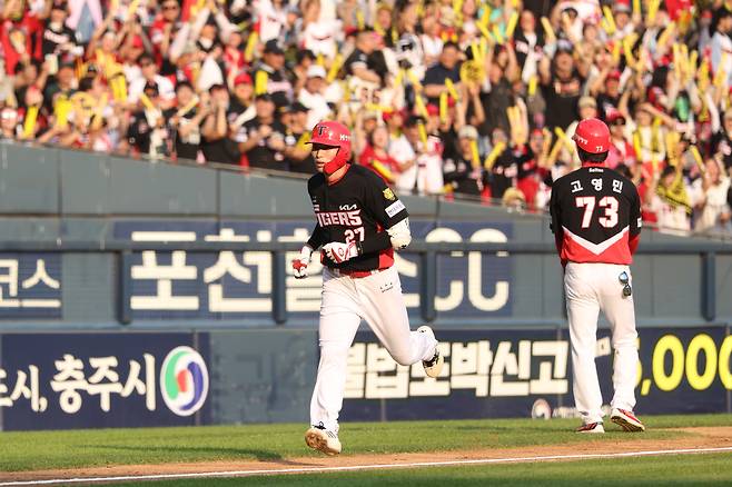 KIA 김호령이 28일 잠실 두산전에서 5회초 결승 2점 홈런을 친 뒤 홈으로 향하고 있다. KIA 타이거즈 제공