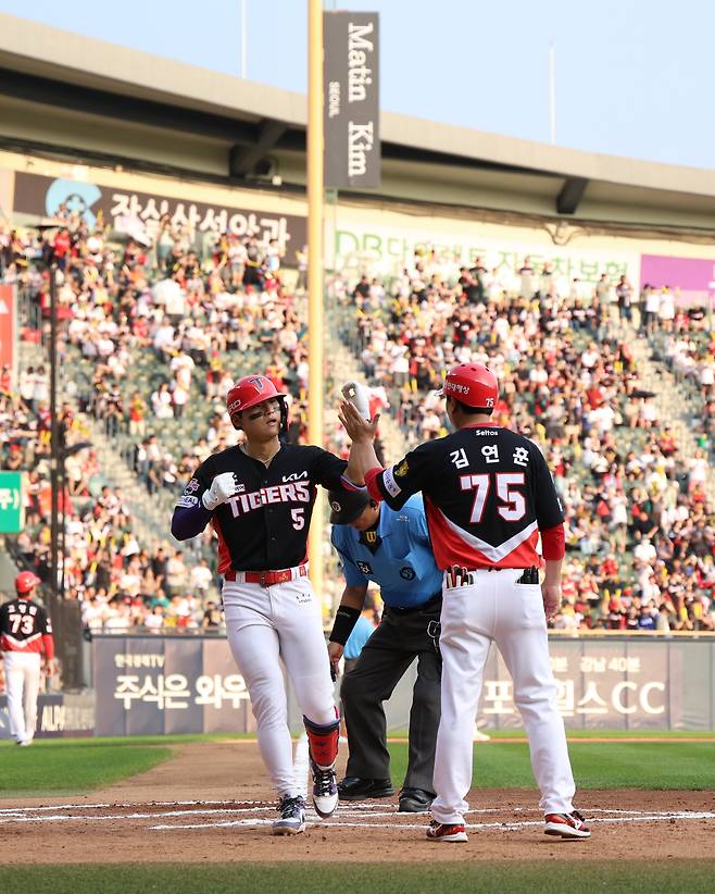KIA 김도영이 28일 잠실 두산전에서 6회초 시즌 23호 홈런을 친 뒤 김연훈 코치와 하이파이브 하고 있다. KIA 타이거즈 제공
