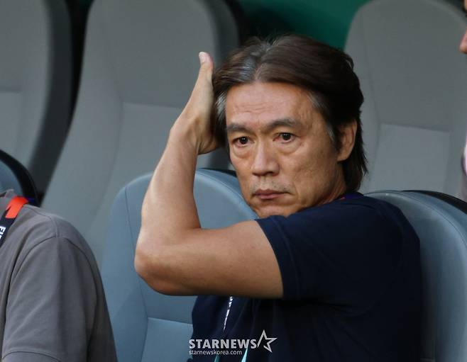 2026 북중미월드컵 A조 3차예선 대한민국 대 남아공 경기가 25일(한국시간) 멕시코 몬테레이 에스타디오 BBVA에서 열렸다.  홍명보 감독이 상념에 잠긴 채 그라운드를 응시하고 있다. /사진=김진경 kim.jinkyung@