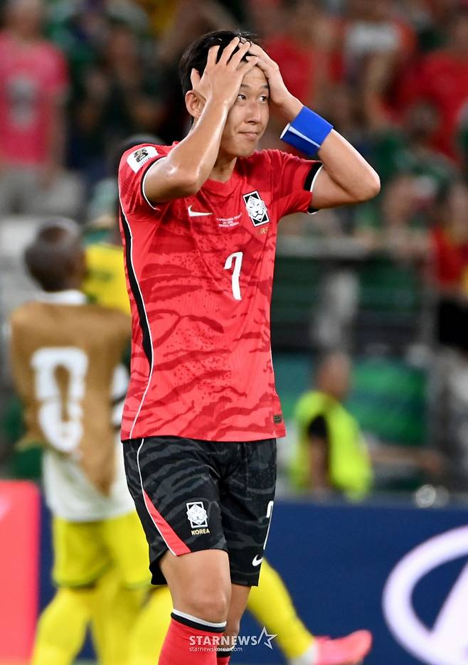 2026 북중미월드컵 A조 3차예선 대한민국 대 남아공 경기가 25일(한국시간) 멕시코 몬테레이 에스타디오 BBVA에서 열렸다.  후반전  선제골을 허용하며 남아공에 0-1로 패해 조3위에 머문  대표팀, 손흥민, 옌스 등 대표팀 선수들이 아쉬운 표정으로 경기를 마무리하고 있다. /사진=김진경 대기자