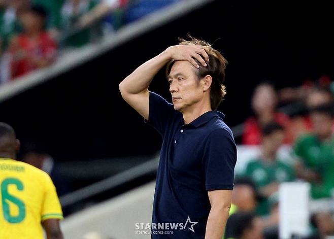 2026 북중미월드컵 A조 3차예선 대한민국 대 남아공 경기가 25일(한국시간) 멕시코 몬테레이 에스타디오 BBVA에서 열렸다.  홍명보 감독이 남아공에 0-1로 패색이 짙어지자 당혹해하고 있다. /사진=김진경 kim.jinkyung@