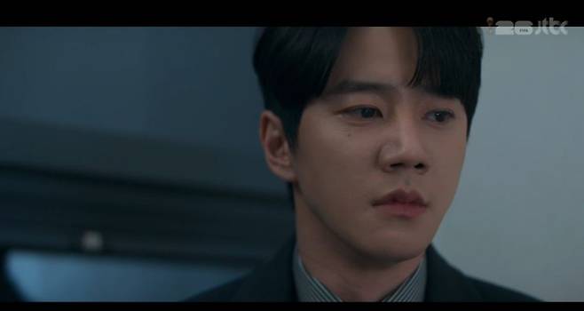 In the JTBC drama Reborn Rookie, it was revealed that Son Hyun-joo, who was thought to be dead, is alive under Jin Goos protection. In the drama, Jun-hyun is shocked to learn that the real culprit who tried to kill him is not Hye-Jin Jeon, but Lee Seo-an.