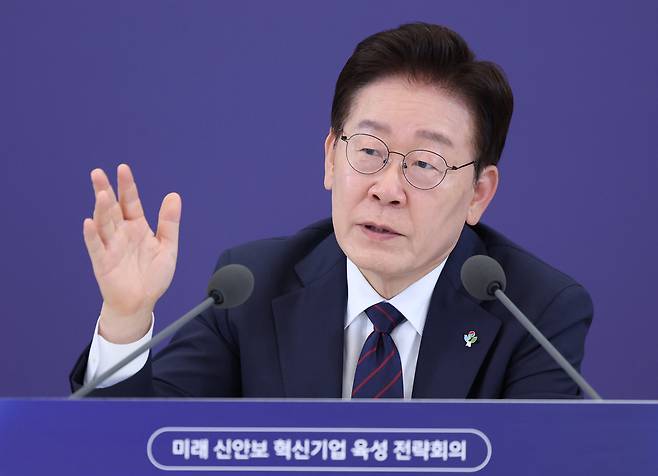 이재명 대통령이 26일 청와대에서 열린 ‘미래신안보 혁신기업 육성전략’ 회의에서 발언하고 있다. 연합뉴스