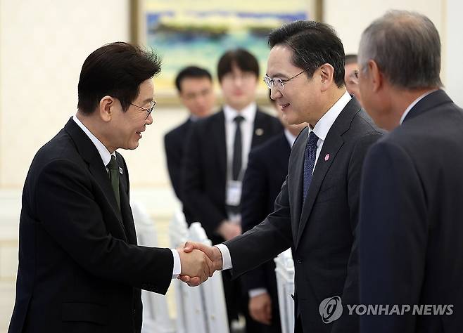 이재명 대통령과 이재용 회장 (서울=연합뉴스) 김도훈 기자 = 이재명 대통령이 4일 청와대에서 열린 '청년 일자리와 지방투자 확대를 위한 기업간담회'에 입장하며 이재용 삼성전자 회장과 인사하고 있다. 2026.2.4 superdoo82@yna.co.kr