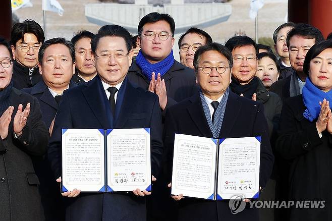 강기정·김영록, 광주·전남 행정통합 선언문 발표 (광주=연합뉴스) 정다움 기자 = 2일 오전 광주 북구 운정동 국립 5·18 민주묘지에서 강기정 광주시장·김영록 전남지사가 광주·전남 행정통합 선언문을 발표한 뒤 기념사진을 찍고 있다. 2026.1.2 daum@yna.co.kr