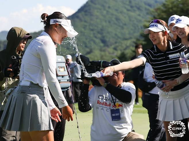 축하 세리머니를 받은 김민솔 [KLPGA 제공. 재판매 및 DB 금지]
