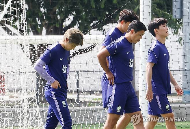 고개숙이고 훈련장 들어서는 선수들 (사포판[멕시코 할리스코주]=연합뉴스) 최재구 기자 = 2026 북중미 월드컵 A조 조별리그 3차전에서 남아공에 패해 32강 합류를 위해 다른 조의 결과를 기다리고 있는 한국 축구국가대표팀이 25일(현지시간) 팀 베이스캠프인 멕시코 과달라하라로 돌아와 사포판 치바스 바예 베르데에서 회복훈련을 했다. 이강인을 비롯한 선수들이 피곤한 모습으로 훈련장에 들어서고 있다. 2026.6.26 jjaeck9@yna.co.kr