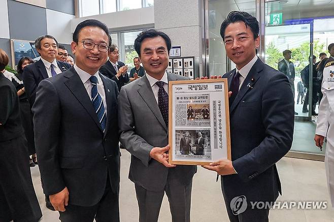 고이즈미 방위상에게 액자 선물 전달하는 안규백 장관 (서울=연합뉴스) 안규백 국방부 장관이 28일 서울 용산구 국방홍보원에서 고이즈미 신지로 방위상에게 고이즈미 신지로 방위상의 부친인 고이즈미 준이치로 전 일본 총리의 과거 국방일보 지면에 실린 방한 기사를 액자로 제작한 선물을 전달하고 있다. 2026.6.28 [국방부 제공. 재판매 및 DB 금지] photo@yna.co.kr