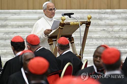 추기경들에게 연설하는 레오 14세 교황 [EPA 연합뉴스. 재판매 및 DB 금지]