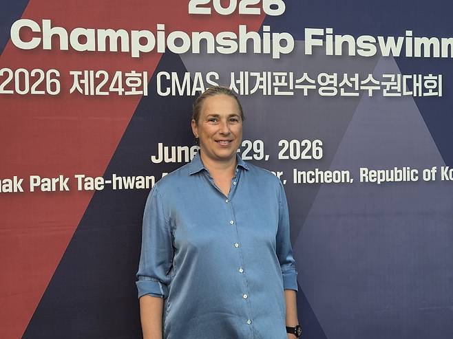 안나 아르자노바 세계수중연맹(CMAS) 회장이 28일 인천 문학박태환수영장에서 열린 '2026 제24회 CMAS 세계핀수영선수권대회' 폐막일 인터뷰 후 기념촬영을 하고 있다.