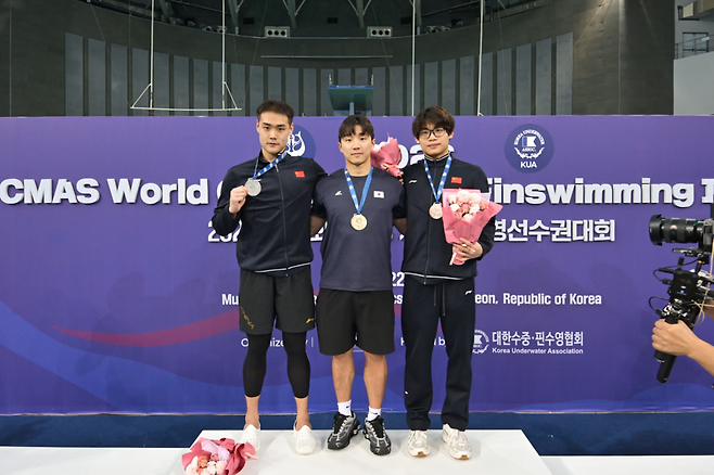 지난 25일 신명준이 남자 호흡잠영 100m에서 세계신기록을 세웠다.