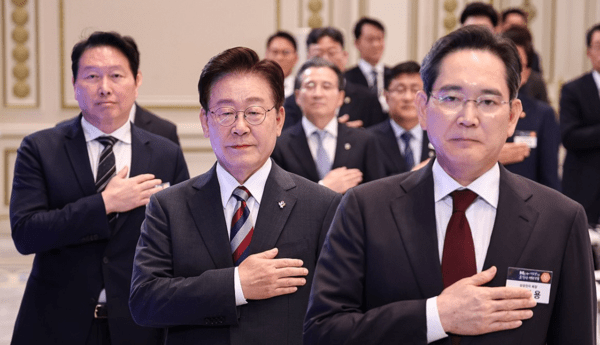 이재명 대통령이 29일 청와대에서 열린 3대 메가프로젝트 국민보고회에서 국민의례를 하고 있다. 이재용 삼성전자 회장(오른쪽부터), 이 대통령, 최태원 SK그룹 회장. [출처=연합]