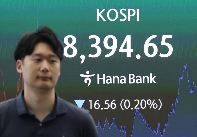 코스피가 29일 전거래일보다 16.56포인트(0.20%) 내린 8394.65, 코스닥은 69.20포인트(8.13%) 오른 920.57에 장을 마감했다. [연합]