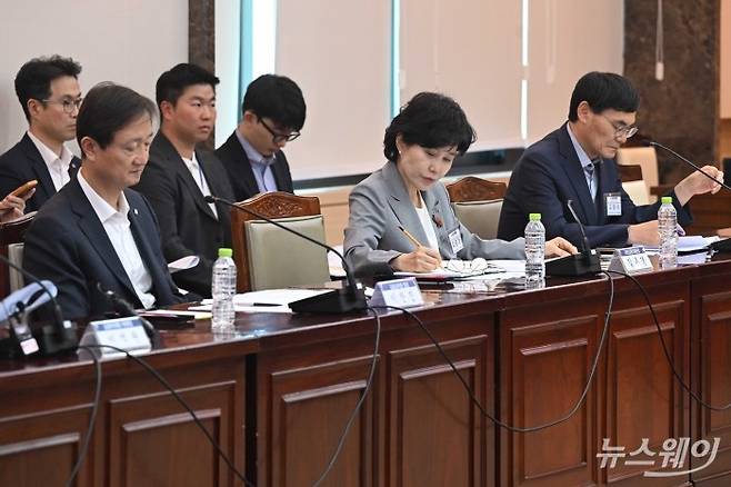 (왼쪽부터)이찬진 금감원장과 김은경 서민금융진흥원장, 김성식 예금보험공사장이 29일 오후 서울 종로구 정부서울청사에서 열린 금융소비자보호 정책평가위 출범회의에 참석해 자료를 살펴보고 있다. 사진=강민석 기자