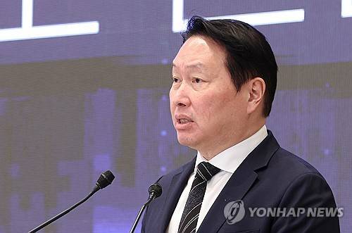 최태원 회장, 투자계획 발표(서울=연합뉴스) 한상균 기자 = 최태원 SK그룹 회장이 29일 청와대에서 이재명 대통령 주재로 열린 3대 메가프로젝트 국민보고회에서 투자계획을 발표하고 있다. 2026.6.29 [청와대통신사진기자단] xyz@yna.co.kr