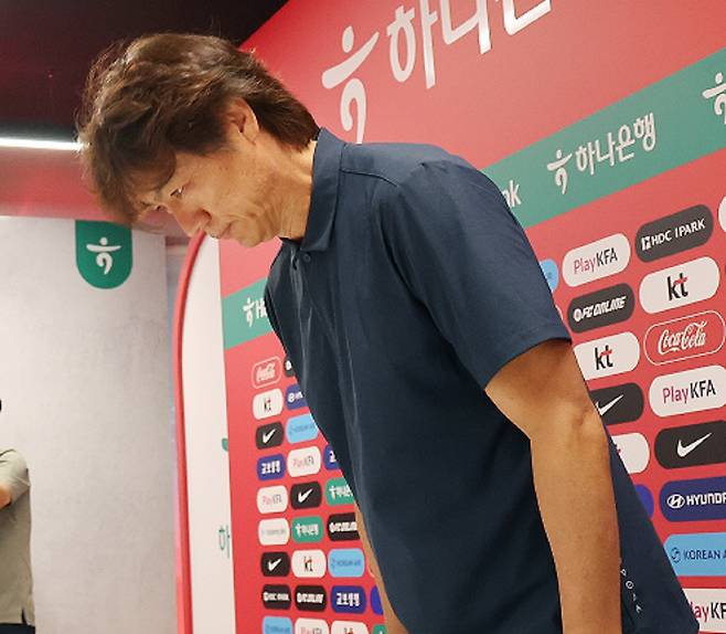 홍명보 축구 국가대표팀 걈독이 28일(현지 시간) 멕시코 과달라하라 인근 사포판에 위치한 베이스캠프 훈련장 치바스 바예 베르데에서 기자회견 전 인사하고 있다. 홍 감독은 이날 기자회견에서 감독직 사퇴를 선언했다. <사진=뉴시스>
