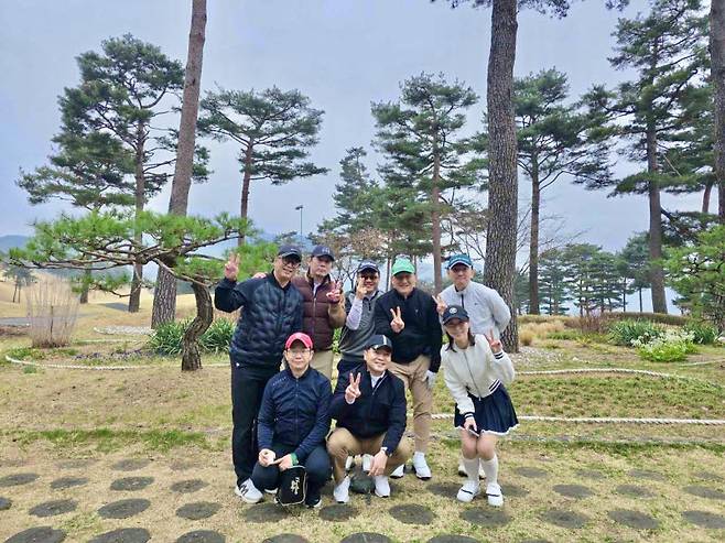 그래디언트 사내 골프 동호회 'GPGA' 구성원 모습. (사진=그래디언트)