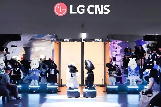 LG CNS 전시장을 찾은 관람객들이 AGV로봇의 런웨이 퍼포먼스를 관람하는 모습. (사진=LG CNS)