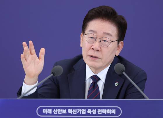 이재명 대통령이 지난 26일 청와대에서 열린 '미래신안보 혁신기업 육성전략' 회의에서 발언하고 있다. 〈사진=연합뉴스〉