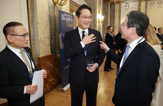 위성락 국가안보실장(왼쪽), 김용범 청와대 정책실장(오른쪽)과 대화하는 이재용 삼성전자 회장 〈출처=연합뉴스〉