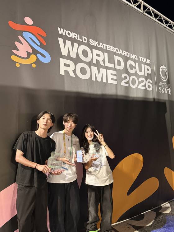 이탈리아 로마에서 열린 'Roller Freestyle World Cup Rome 2026' 출전 선수들. 왼쪽부터 파크 부문 우승 윤종현, 7위 김영웅, 여자 파크 부문 2위 장서아