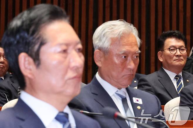 지난 11일 당시 정청래 더불어민주당 대표와 송영길 의원이 서울 여의도 국회에서 열린 의원총회에 자리하고 있다. 2026.6.11 ⓒ 뉴스1 신웅수 기자