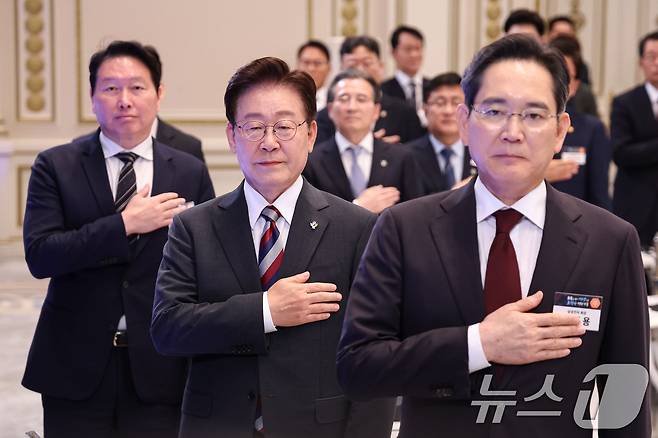 이재명 대통령과 이재용 삼성전자 회장, 최태원 SK그룹 회장이 29일 청와대 영빈관에서 열린 대한민국 대도약 3대 메가프로젝트 국민보고회에서 국민의례를 하고 있다. 2026.6.29 ⓒ 뉴스1 허경 기자