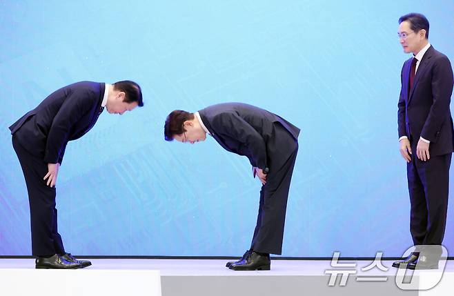 이재명 대통령과 최태원 SK그룹 회장이 29일 청와대 영빈관에서 열린 대한민국 대도약 3대 메가프로젝트 국민보고회에서 인사하고 있다. 사진 오른쪽은 이재용 삼성전자 회장. 2026.6.29 ⓒ 뉴스1 허경 기자