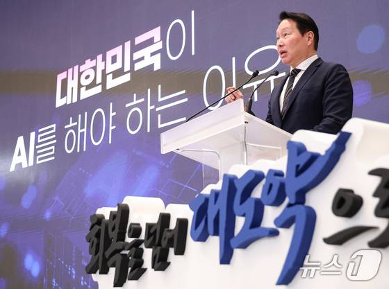 최태원 SK그룹 회장이 29일 청와대 영빈관에서 열린 대한민국 대도약 3대 메가프로젝트 국민보고회에서 투자계획를 발표하고 있다. 2026.6.29/뉴스1 허경 기자