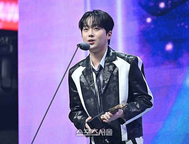 이찬원이 20일 인천 중구 인스파이어 아레나에서 열린 제35회 서울가요대상에서 트로트상을 수상한 뒤 소감을 밝히고 있다.  2026. 6. 20. 인천 | 최승섭기자 thunder@sportsseoul.com