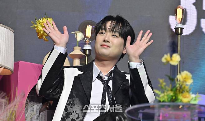 이찬원이 20일 인천 중구 인스파이어 아레나에서 열린 제35회 서울가요대상에서 무대 대기석에서 팬들에 인사를 하고 있다.  2026. 6. 20. 인천 | 최승섭기자 thunder@sportsseoul.com