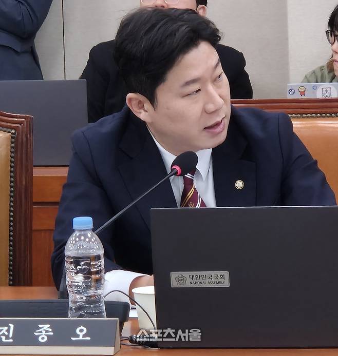 진종오 국회의원이 2024년 9월 국회에서 진행된 대한축구협회 관련 현안 질의를 하고 있다.
