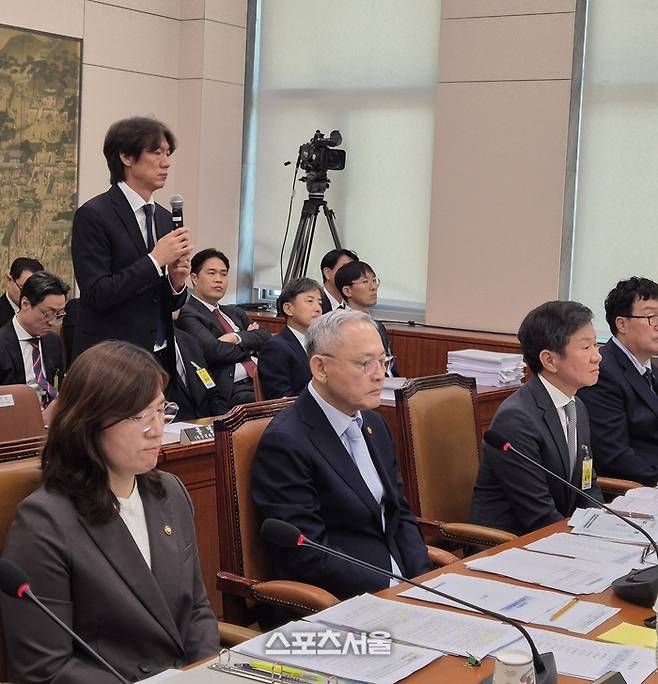 2024년 9월 국회에서 진행된 대한축구협회 관련 현안 질의 과정에서 홍명보 감독이 답변하고 있다.