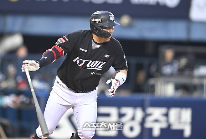 KT 김현수가 17일 서울 잠실구장에서 열린 2026 KBO리그 두산전에서 5회초 1타점 우전 안타를 치고 있다. 잠실 | 최승섭기자 thunder@sportsseoul.com