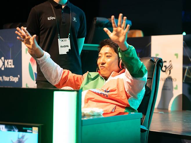 유창호가 17일 경상남도 진주시 경남e스포츠상설경기장에서 열린 2026 KEL FC모바일 본선 2일차 경기에서 세리머니를 하고 있다. 사진 | 한국e스포츠협회