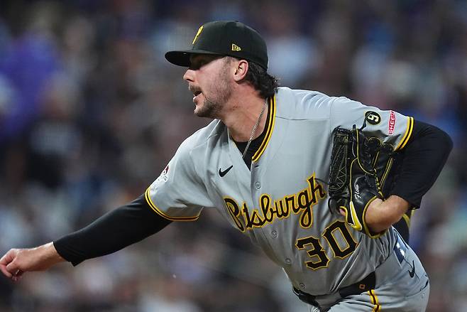 Pittsburgh Pirates starting pitcher Paul Skenes works against the Colorado Rockies in the fifth inning of a baseball game Saturday, June 20, 2026, in Denver. (AP Photo/David Zalubowski)







<저작권자(c) 연합뉴스, 무단 전재-재배포, AI 학습 및 활용 금지>