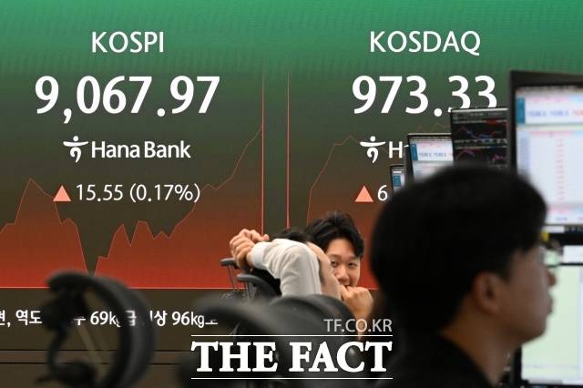 코스피가 최근 9000선을 돌파하며 사상 최고치를 경신하는 동안 코스닥은 장기간 제자리걸음을 이어가며 양극화가 심화되고 있다. 사진은 지난 22일 서울 중구 하나은행 본점 딜링룸 전광판. /서예원 기자