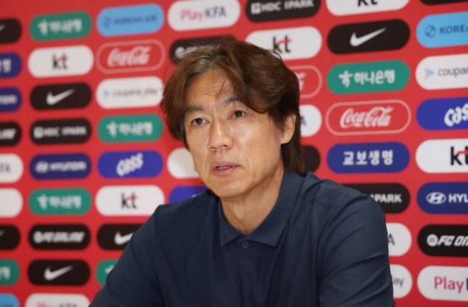 홍명보 한국 축구 대표팀 감독이 28일(현지시간) 오전 멕시코 과달라하라 인근 사포판의 치바스 바예 베르데에서 사퇴 기자회견을 하고 있다. 연합뉴스
