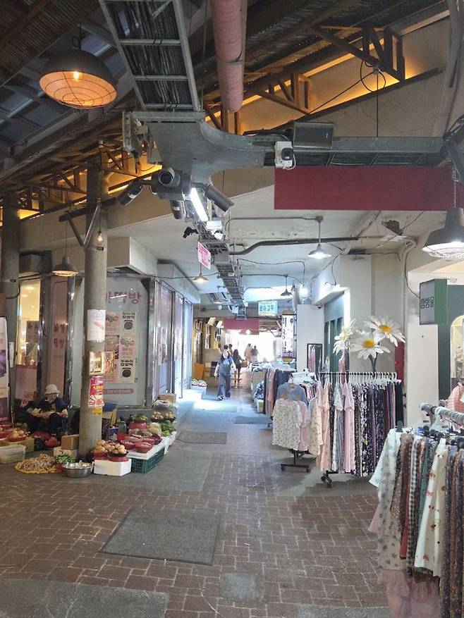 지난 26일 오후 충남 예산군 예산상설시장 뒷편 골목에 방문객들이 걸어가고 있다. 정현진 기자