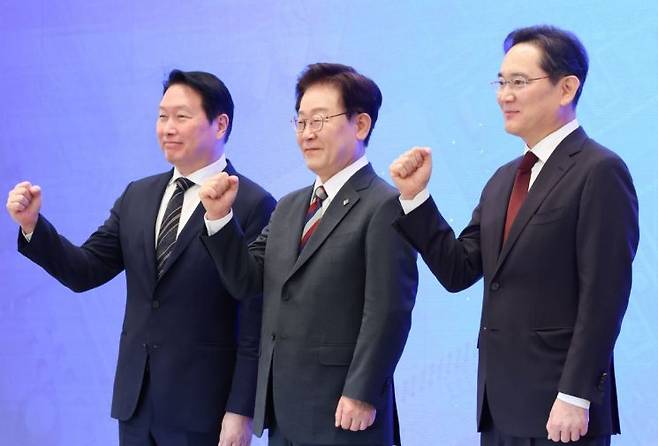 이재명 대통령(가운데)과 이재용 삼성전자 회장(오른쪽), 최태원 SK그룹 회장이 29일 청와대에서 열린 3대 메가프로젝트 국민보고회에서 기업 투자 발표 후 기념촬영을 하고 있다. 청와대통신사진기자단 연합뉴스
