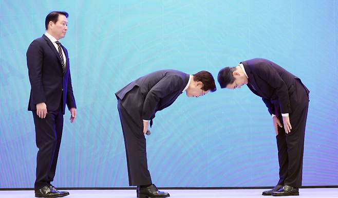 이재명 대통령과 이재용 삼성전자 회장이 29일 청와대 영빈관에서 열린 ‘대한민국 대도약 3대 메가프로젝트 국민보고회'에서 인사하고 있다. /뉴시스