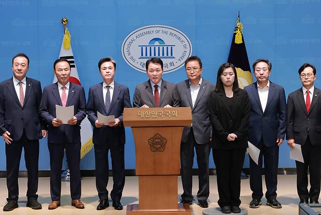 국회부의장인 국민의힘 박덕흠 의원, 같은 당 성일종 의원 등 충청권 의원과 김태흠 충남지사, 김영환 충북지사가 29일 국회 소통관에서 이날 청와대에서 호남 대규모 반도체 클러스터 조성 계획이 공개될 것으로 알려진 것과 관련해 입장을 밝히고 있다. 연합뉴스