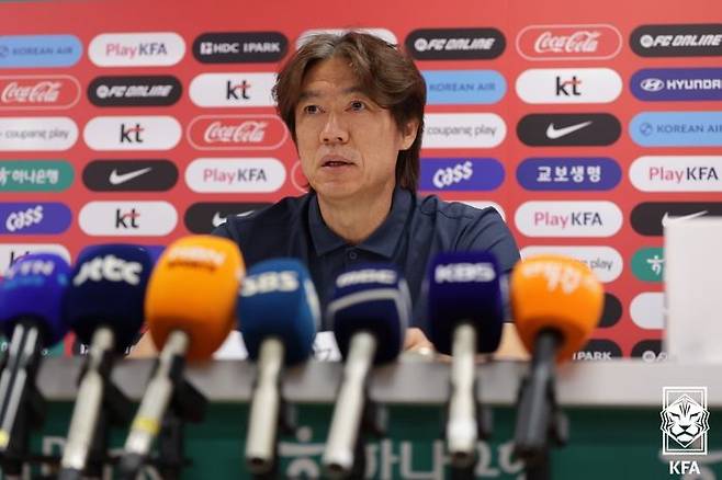 기자회견서 사퇴 의사를 밝히고 있는 홍명보 감독. ⓒ 대한축구협회