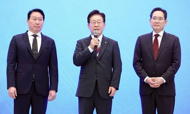 이재명 대통령이 29일 청와대 영빈관에서 열린 ‘대한민국 대도약 3대 메가프로젝트 국민보고회’에서 이재용(오른쪽) 삼성전자 회장, 최태원 SK 회장의 투자 계획 발표를 들은 뒤 발언하고 있다. ⓒ 뉴시스